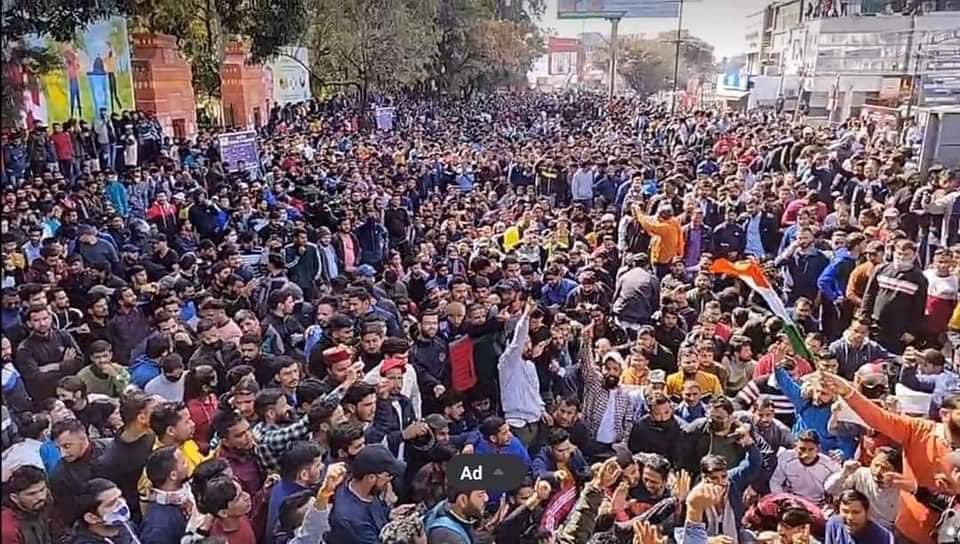 NishantR11's tweet photo. " दोहरा चरित्र, दोहरी व्यवस्था " का इससे बड़ा उदाहरण ओर क्या हो।    किसी गैर #BJP शासित राज्य में सीबीआई की मांग हेतु प्रदर्शन तो वहीं #BJP शासित राज्य में सीबीआई का आना औचित्यहीन लग रहा है । 
राजनैतिक दोगलापन नही तो और क्या?

#उत्तराखंड_मांगे_सीबीआई
#UKCBI
#devbhoomi_demand_cbi https://t.co/xbO08uZSzx