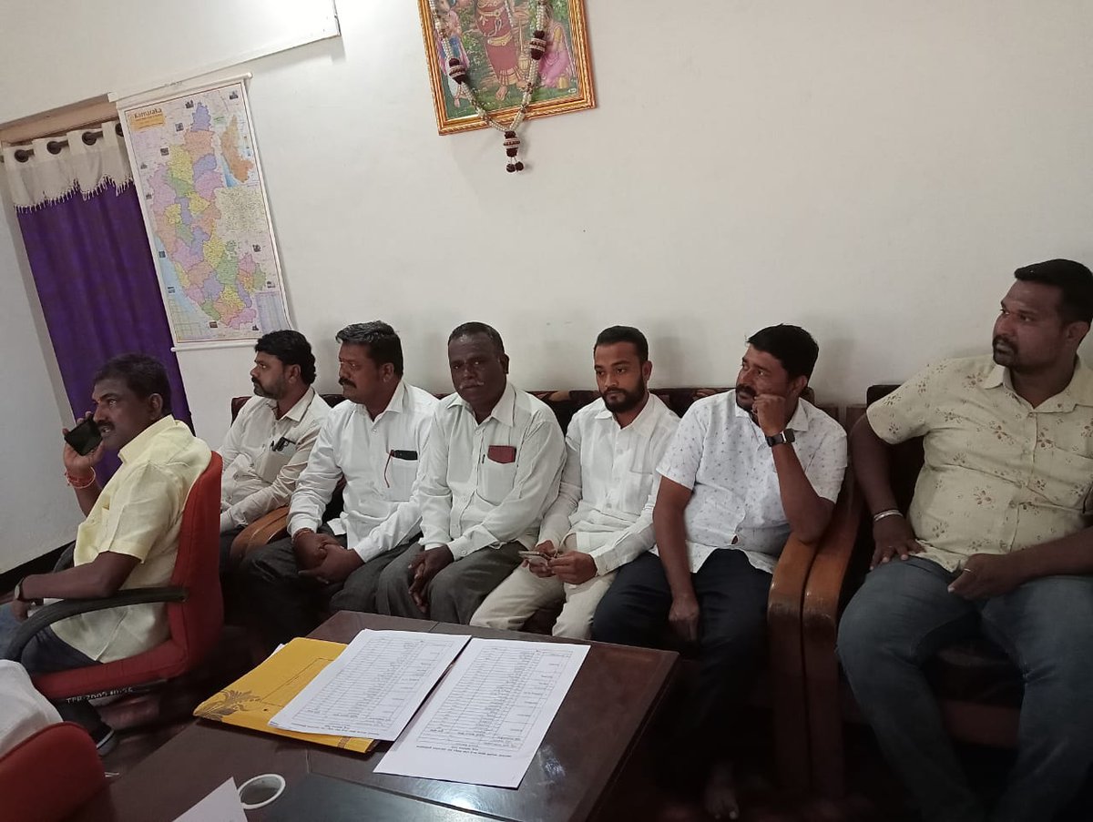 BJP_Ramdurg's tweet photo. ರಾಮದುರ್ಗ ನಗರದಲ್ಲಿ ಸನ್ಮಾನ್ಯ ಪ್ರಧಾನಮಂತ್ರಿಗಳಾದ ನರೇಂದ್ರ ಮೋದೀಜಿ ಯವರ ಮನ್ ಕೀ ಬಾತ್ ಕಾರ್ಯಕ್ರಮವನ್ನು ಇಂದು ಶಾಸಕರಾದ ಶ್ರೀ ಮಹಾದೇವಪ್ಪ ಯಾದವಾಡ ರವರ ಜೊತೆ ಮುಖಂಡರು ವೀಕ್ಷಣೆ ಮಾಡಿದರು ..

ಈ ಸಂಧರ್ಭದಲ್ಲಿ ಮುಖಂಡರು ಕಾರ್ಯಕರ್ತರು ಉಪಸ್ಥಿತರಿದ್ದರು .

#MannKiBaat #MannKiBaat2023 #mannakibath #ಮನ್ನಕೀಬಾತ್ https://t.co/8KBHtAdDu0