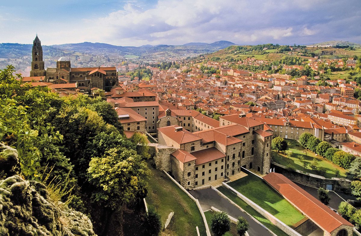 otpuyenvelay's tweet photo. Le Puy en Velay grimpe encore dans le classement des villes et villages où il fait bon vivre ! #jdd
S’installer ou partir en vacances et si vous changiez d’air ? #envelay #auvergnerhonealpes https://t.co/2uiUBJUbIT