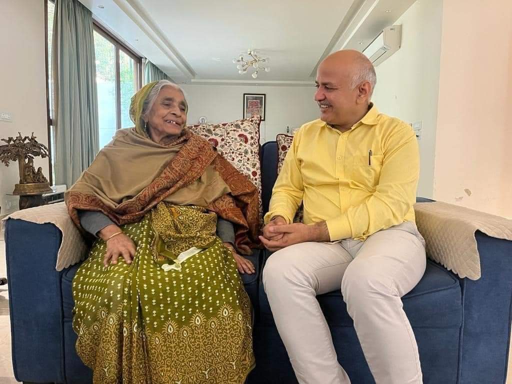 AapKamil's tweet photo. CBI Office जाने से पहले Manish Sisodia  जी ने अपनी माँ से आशीर्वाद लिया 
@ArvindKejriwal
@AAPUttarPradesh 
@msisodia @SanjayAzadSln
@AdilKhanAAP 
@Ankita_Shah8 
@SarveshMishra_ 
@AAPDelhi https://t.co/mBqQbdgVBV