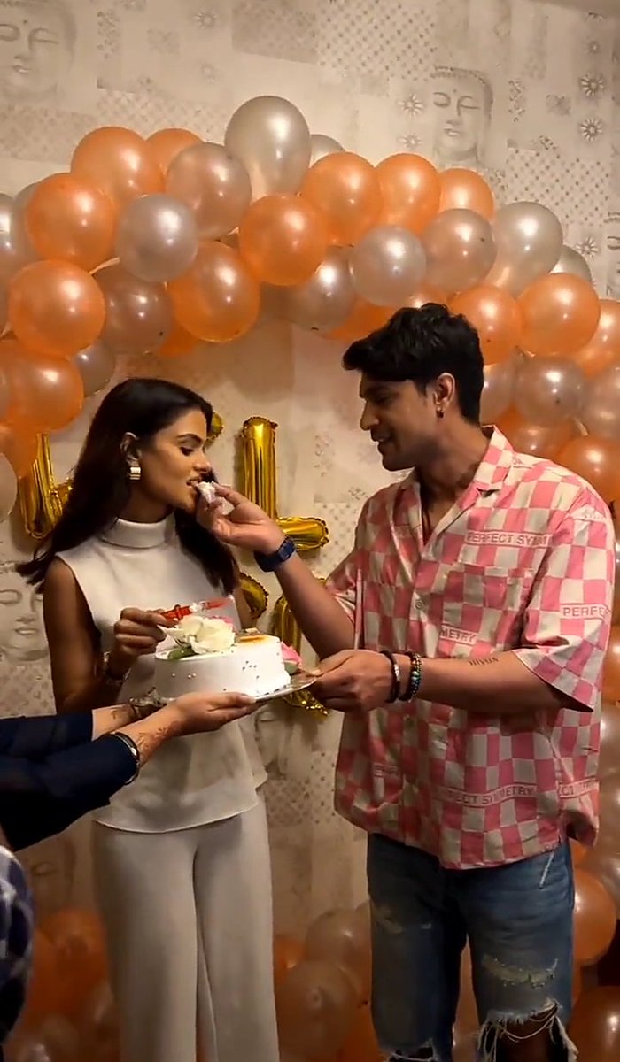 From her arranging things for him, to him arranging things for her, what a journey, i'll always love this journey 🥺❤️ The softness they have for eo! 💓
#PriyAnkit 🧿