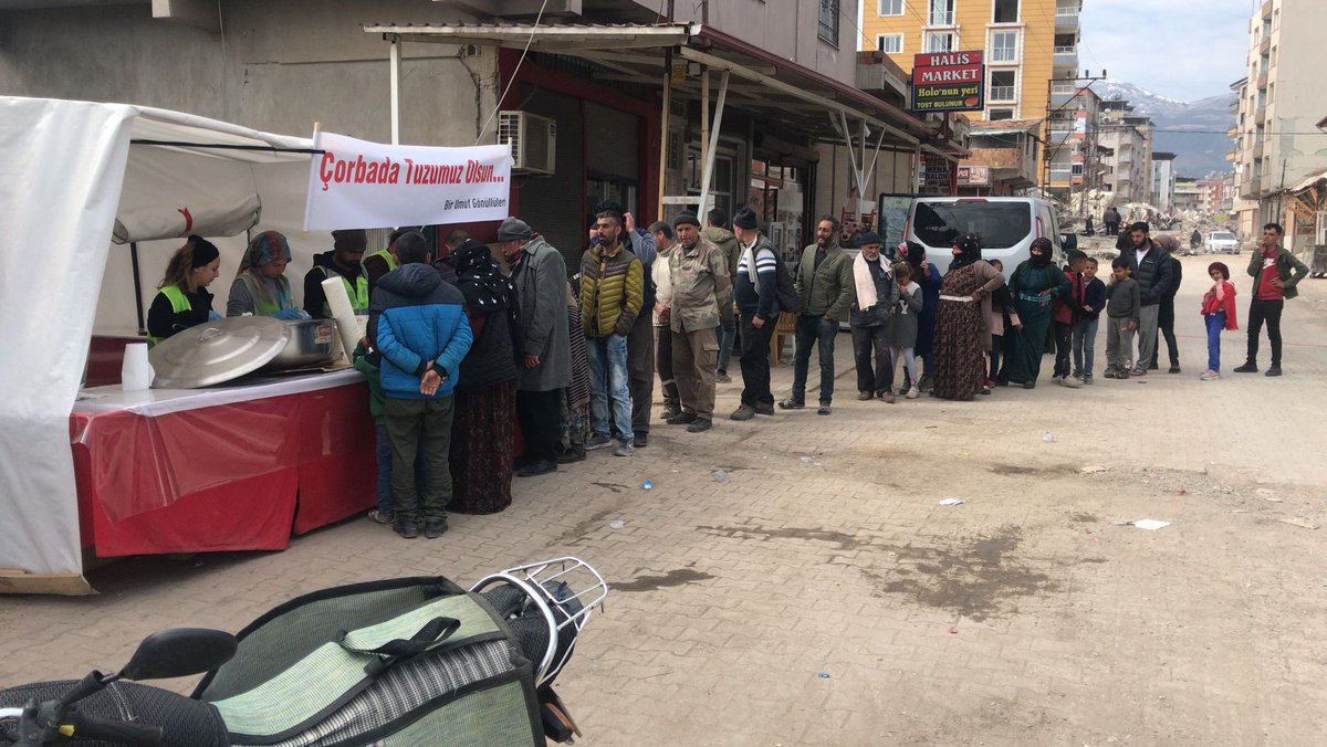 Birlikteumut's tweet photo. Hatay/kırıkhan/cumhuriyet mahallesi,marangozlar cami yanında depremin ikinci gününde kurduğumuz dayanışma çadırımızda,üç öğün yemek dağıtmaya devam ediyoruz. https://t.co/g8C1PLf8O7