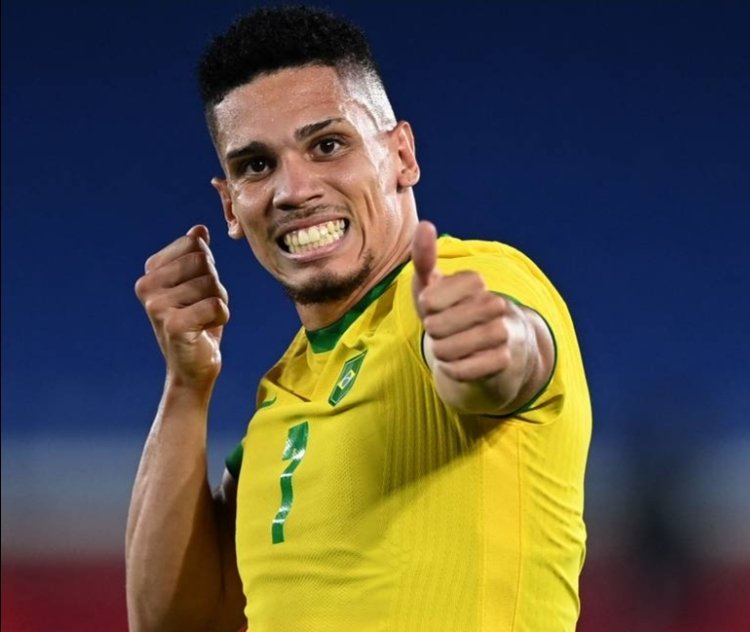 interOSMvastt's tweet photo. NINGUÉM PARA O #CLUBEDOPOVO!!!!!!!
O internacional chega ao acordo com 4 jogadores nesta noite de sábado (25)
Trata-se das contratações de: 
Lucas piton, lateral de 22 anos
Henri, zagueiro de 21 anos
Paulinho, ponta de 22 anos
Thiago galhardo, atacante de 33 anos https://t.co/DSO7Qmab4N
