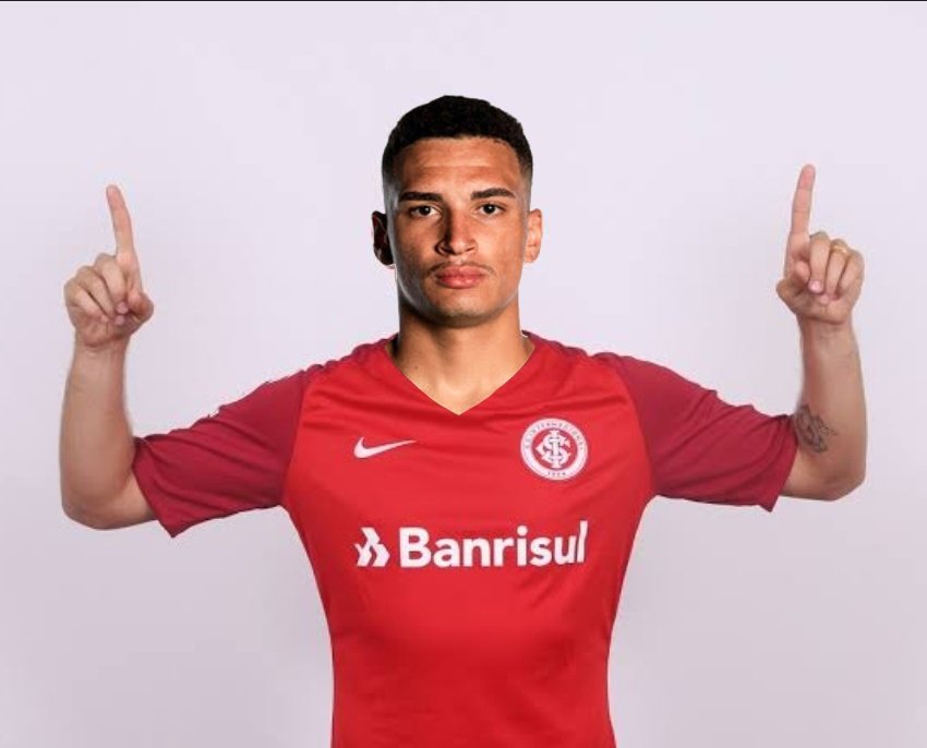 interOSMvastt's tweet photo. NINGUÉM PARA O #CLUBEDOPOVO!!!!!!!
O internacional chega ao acordo com 4 jogadores nesta noite de sábado (25)
Trata-se das contratações de: 
Lucas piton, lateral de 22 anos
Henri, zagueiro de 21 anos
Paulinho, ponta de 22 anos
Thiago galhardo, atacante de 33 anos https://t.co/DSO7Qmab4N