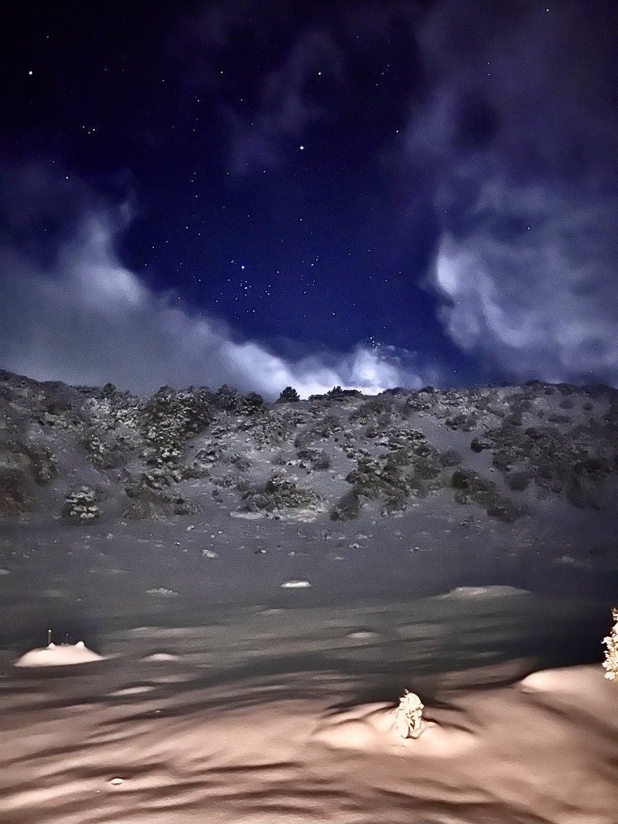 The snow makes it look like the moon. @NWSHanford #californiablizzard2023 #California #snowstorm #CaliforniaSnow #CAwx #California #moonscape #socalblizzard2023 #californiastorm