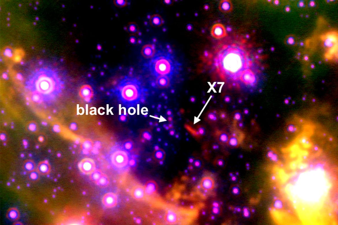 Rainmaker1973's tweet photo. A mysterious object is being dragged into the supermassive black hole at the Milky Way’s center. UCLA astronomers think the object, X7, might be debris cloud from a stellar collision

[read more: https://t.co/0EdTT8ooK1] https://t.co/Xx0ae1UeMa