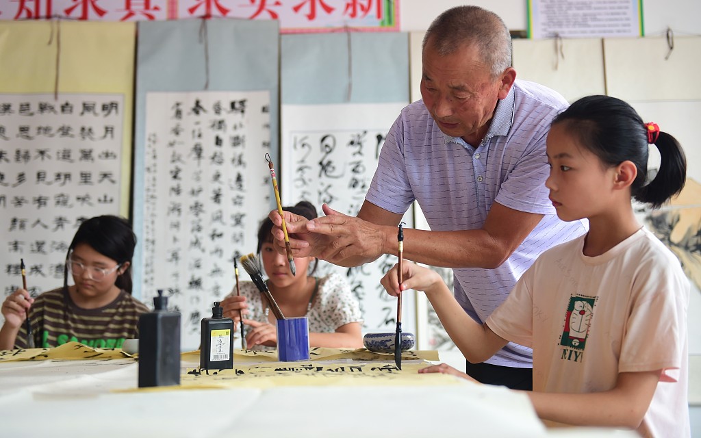 CGTNOfficial's tweet photo. China's retirement age for men is 60, while women in white-collar jobs can retire at 55 and blue-collar women at 50. According to the 14th Five-Year Plan, China will raise the retirement age incrementally. What do you think is the best retirement age? #TwoSessionsKeyPoints https://t.co/K04cDYWIel