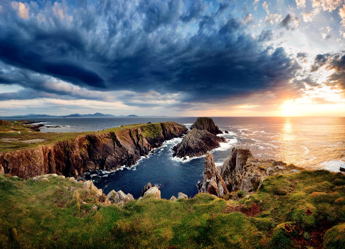 Happy Sunday 
☘️💚☘️
#malinhead 
#donegal 
#ireland 
#wildatlanticway 
#atlanticocean #emeraldisland #wildlandscapes