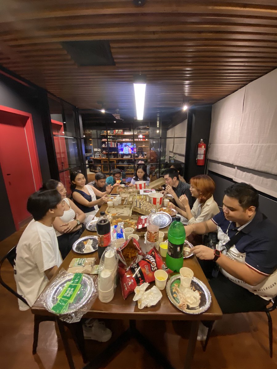 prangkeh's tweet photo. the clingiest people 🤨 https://t.co/s5zYBYgByx