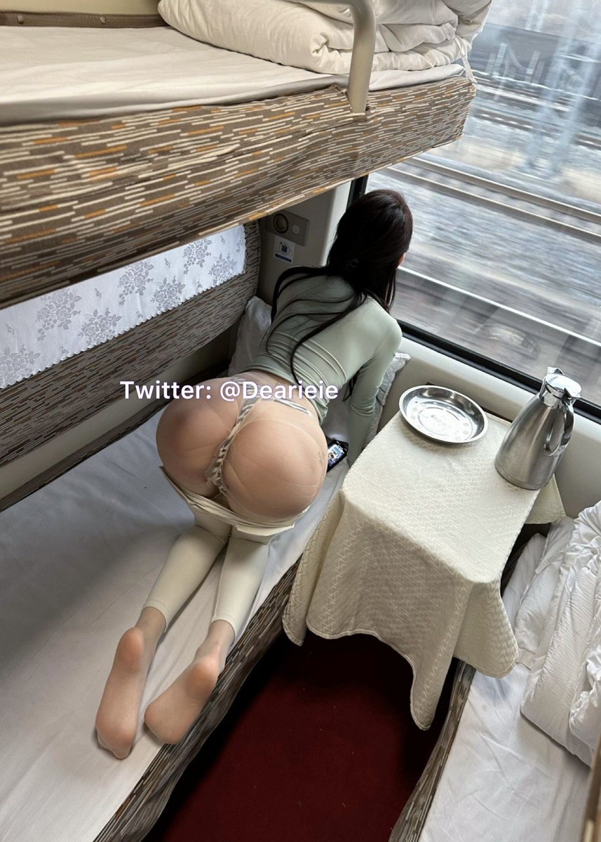 喜欢我吗？

<a href="/Dearieie/">脸红Dearie</a>
<a href="/Dearie____/">脸红Dearie</a>
#丝袜 #空姐 #美腿 #玉足 #OL #制服 #脸红Dearie铃木君
点赞并转推后私信的哥哥领取奖励啦！
想操我的请留言给我！