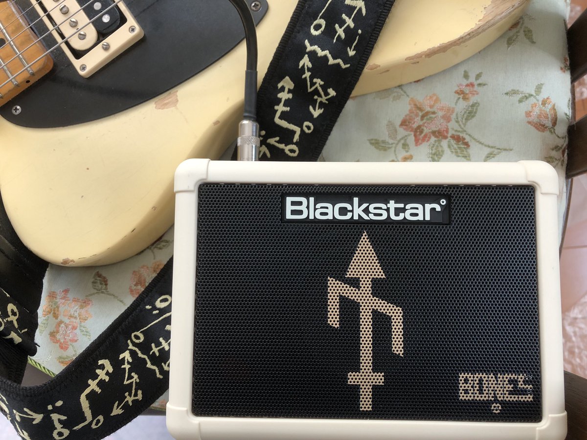 sazuku335's tweet photo. 最近のミニアンプは凄いね。iRealのオケをBluetoothで鳴らして充分練習になる♪しかも軽い🎶 #bonesuk #blackstar #blackstarfly3 #fly3 https://t.co/52QdOtBGZ9