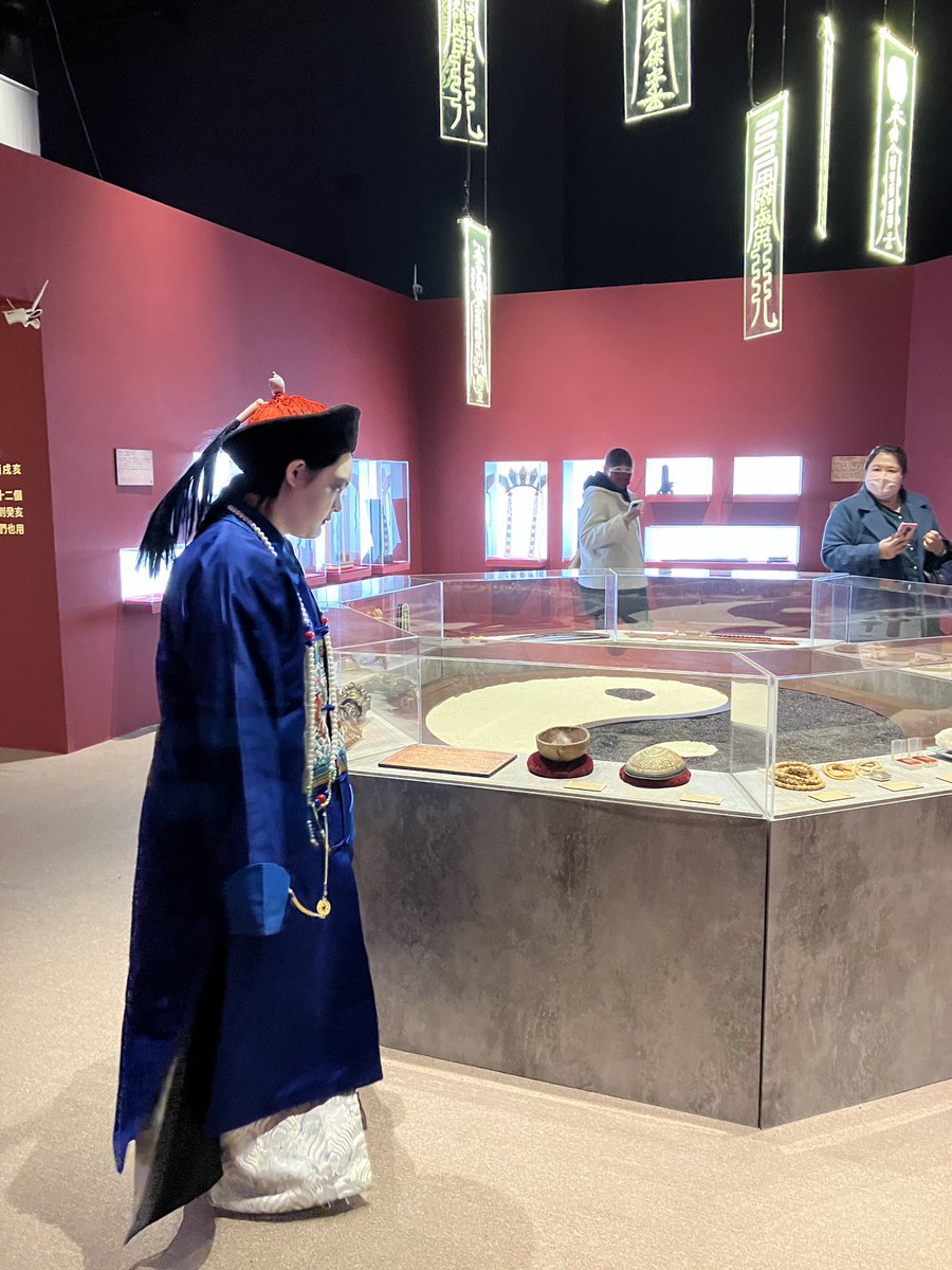 Twitterの写真見て「落魂陣だ!!」って急遽寄ることにした台湾科学教育館での展示。展示テーマは「キョンシー」で、たまに展示室をキョンシーが巡回してくる。キョンシーコスプレも出来るしお札も描ける。楽しかった…。 
