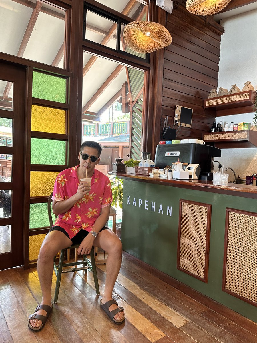 poet512's tweet photo. Fronting the beach and with a Filipino tropical aesthetic, Kapehan exudes a relaxing vibe. The music, reminiscent of my Dad’s vinyl 45 we play during Sunday siesta. The Iced Spanish Latte is a comrade for your emotional musings.
#wheninmati
#kapehanatla-nes https://t.co/8YU79WECC9