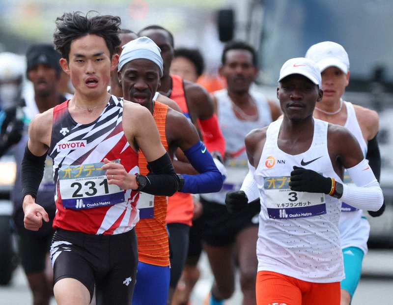 Tis Guy 👀🤭

@MokokaSteve runs SA #2 all time marathon with a 2.06.41 in Osaka 

5th in the field and first in our hearts. The 👑 of the roads continues on 👀👀👀👀👀

📷📷 @mainichi_photography

#SpongeGroup