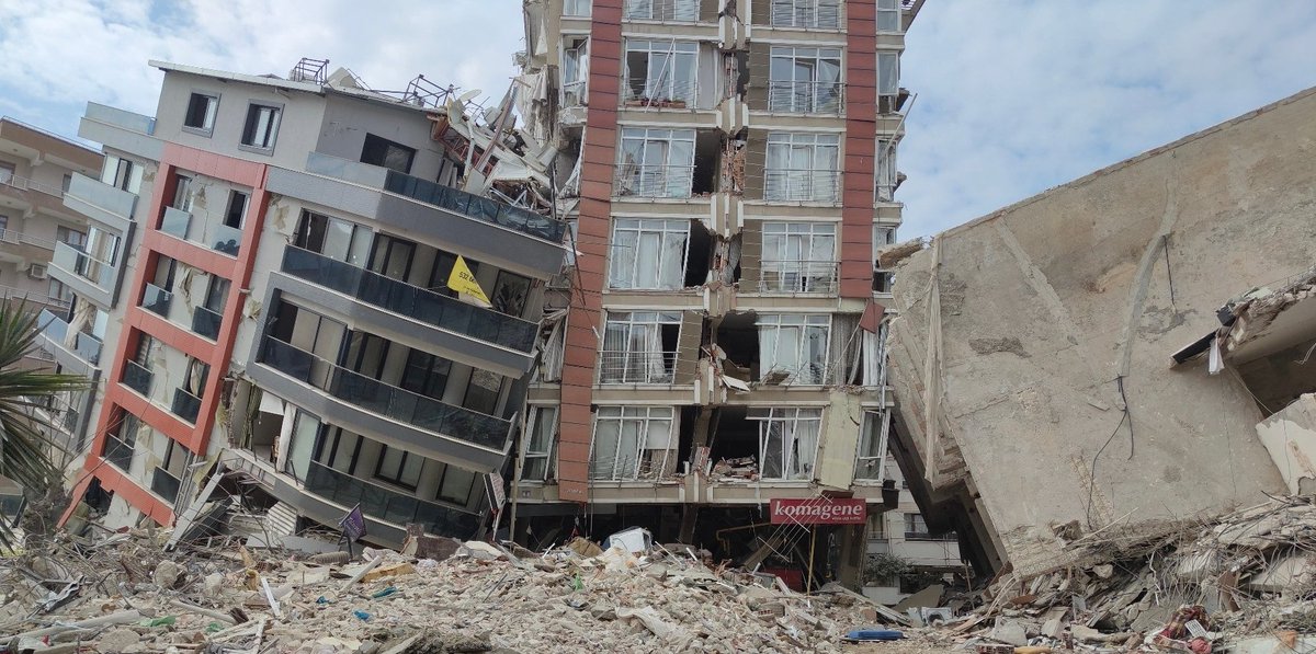 Hatay'ın uydu görüntülerinde yıkılmamış görünen binaların bir kısmı birbirine yaslanmış bu halde duruyor.