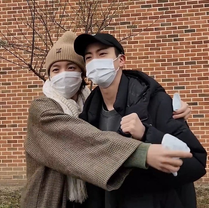 yel_prz's tweet photo. We love you hobi our sun jhope and moon seokjin 💜 we'll wait for your comeback. 🥺 please take care always we love you so much! 🫶🫰

#seokjin
#HOBI https://t.co/gwVKjyvqMD