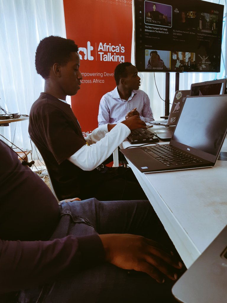 ItsCliveNewton's tweet photo. DAY 3 of #startupweekendnairobi
Great Insights from Mentors
@startinev
#iamachangemaker https://t.co/fzEuvxI7VA