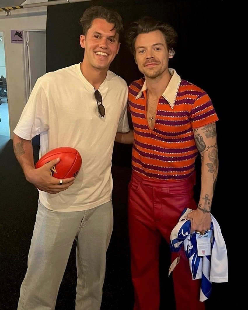NMFCOfficial's tweet photo. Nice new threads, @Harry_Styles 👀

📸: @curtisttaylorr

#Kangas https://t.co/cWEo7x9osz