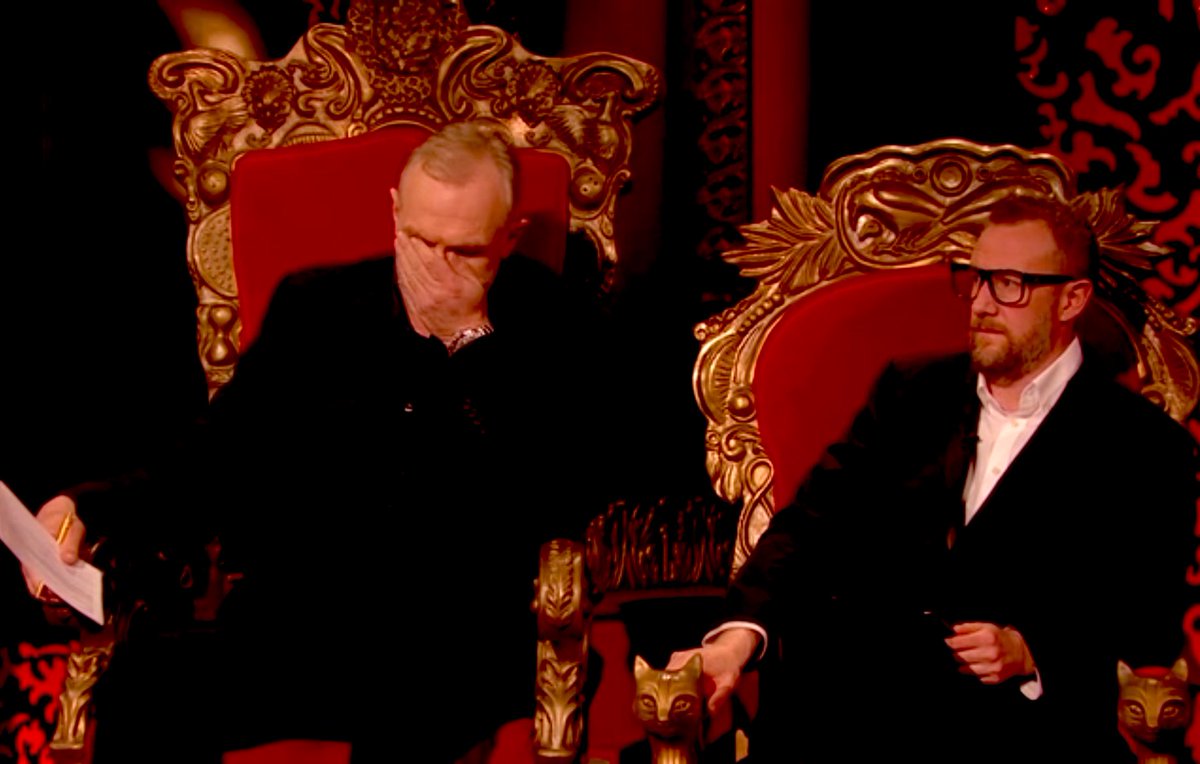 BookOfTM's tweet image. When your taskmaster doesn’t know what to believe anymore and you don’t know what to do. So you put his glasses on. 

#Taskmaster #TaskMasterUK #BookOfTaskmaster #BookOfTM #AlexHorne #LittleAlexhorne #LAH
#GregDavies #LordGregDavies