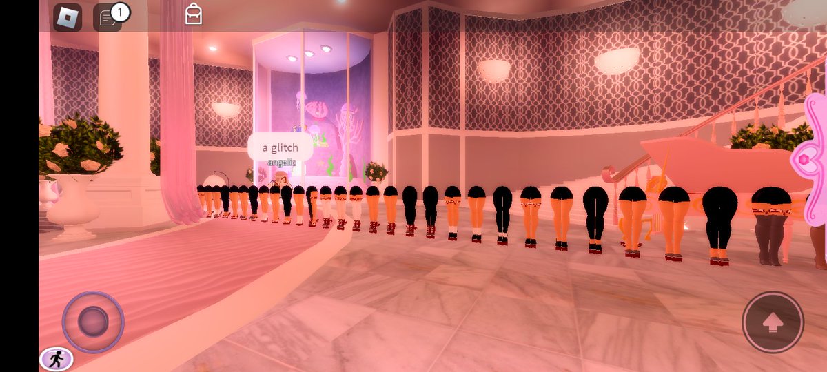 lalaletsgo's tweet photo. I haven't played #RoyaleHigh for a good time and this is the first thing I saw!!😂😭 https://t.co/MmnG9re6fY