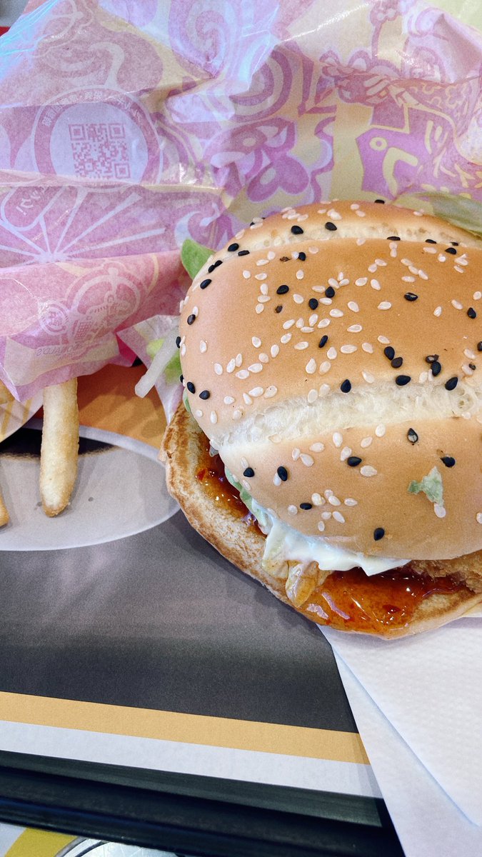We1Vv3's tweet photo. 「スイートチリシュリンプ」食べました。
エビチリっぽいという前評判でしたが、ピリ辛のえびフィレオ���て感じで、エビチリほどの一体感はなかったです。
自分としては油淋鶏が一番美味しかったかなぁ。明日も食べようw

#スイートチリシュリンプ 
#マクドナルド
#株主優待 https://t.co/UYkrPewxfV
