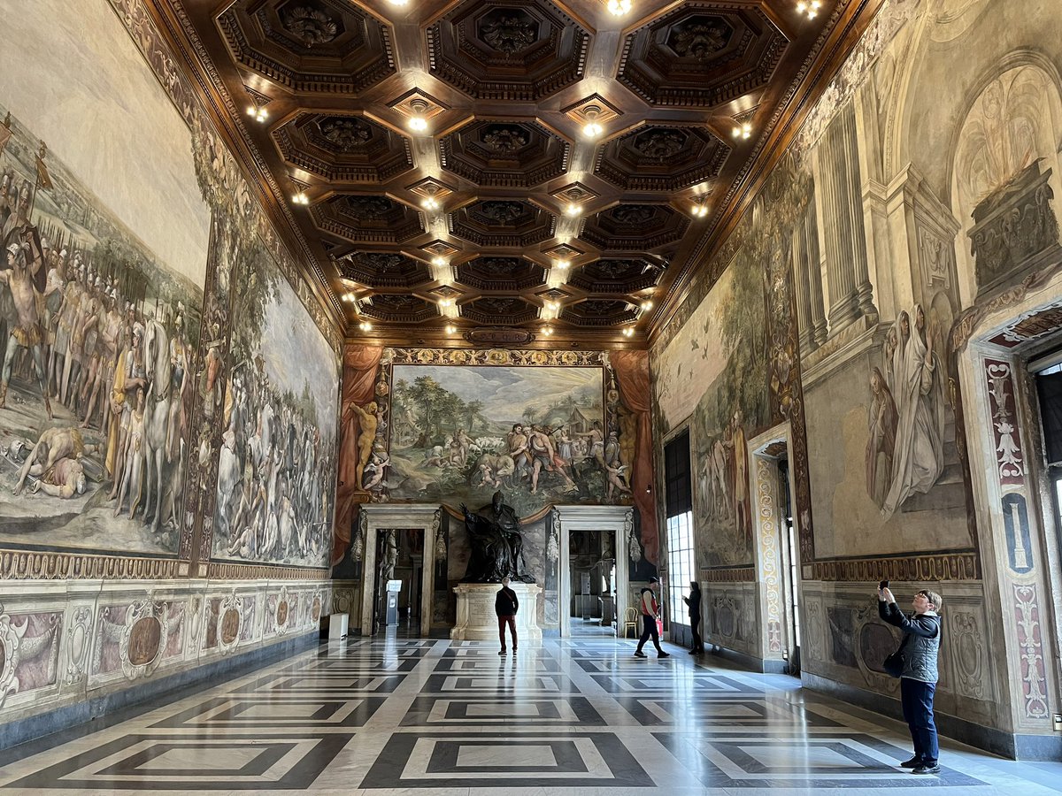 #ClassicalReception Hall of the Horatii and Curiatii @museiincomune Musei Capitolini
A prominent figure in Roman Mannerism, Giuseppe Cesari, also known as Cavalier d'Arpino (1568-1640), was appointed in 1595 to decorate the room. 
#Rome #Art #ArtHistory