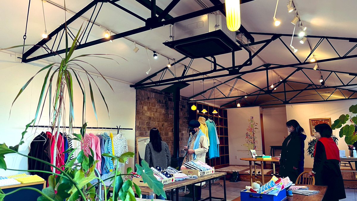 JIKESTUDIO's tweet photo. 樹齢百年の梅は五分咲きでしょうか☀️

シャツ、シャツコートのオーダー会
Be a Pal! シャツのマルシェ最終日になりました!

#beapal
#シャツのオーダー 
#jikehaus #jikestudio #オーダーシャツ https://t.co/tOFciO6Lvv