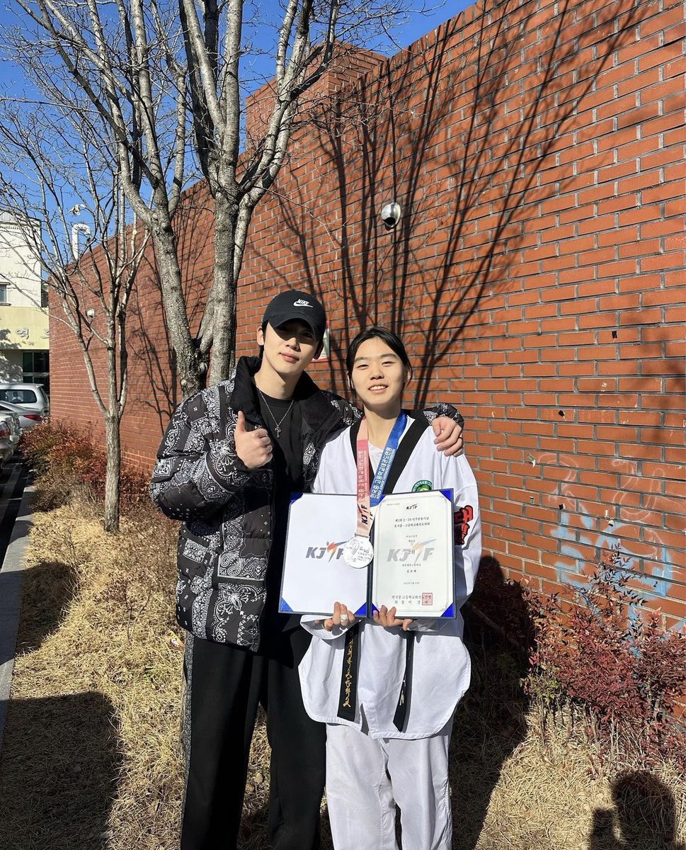 starfess's tweet photo. pap bias kalian sama saudara kandung nya dong! hehe ini yohan sama adiknya, namanya bobae -hi https://t.co/l1jnAISz8i