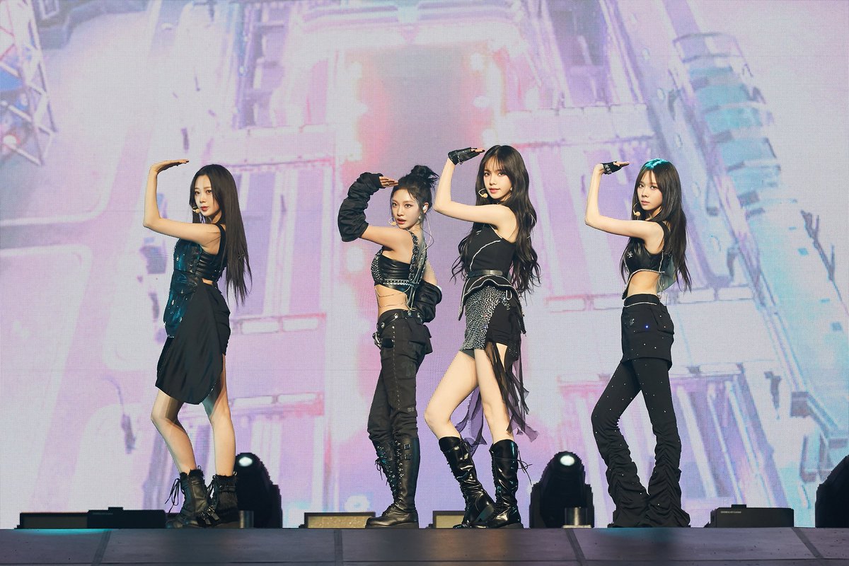 Kpop_Herald's tweet photo. Jamsil Arena is exploding with @aespa_official's energy and the girls are literally bashing the stage! 🔥 Here are official pics from @SMTOWNGLOBAL of "Synk: Hyper Line." #aespa #SYNK_HYPERLINE #에스파 https://t.co/BVlOlIjEcp