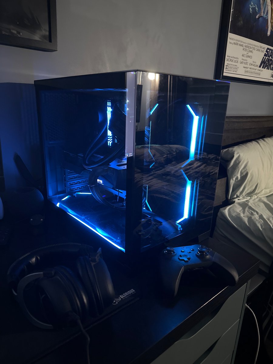 Powershot20's tweet photo. #favouritefangiveaway Would use the new fans to fill this awesome case out https://t.co/BFnS1zF8xm