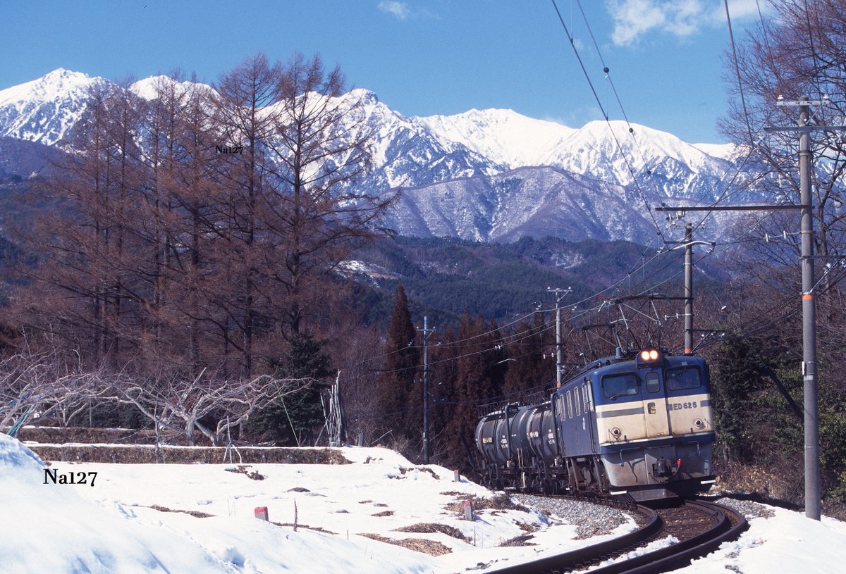 Na127diner's tweet photo. 飯田線のED62貨物は1996年��で走っていました。

貨物扱いは4駅で、沢渡、七久保、上片桐、元善光寺の各駅に向け辰野から6本の設定でした。
3月改正で大部分が廃止になり、臨時化された元善光寺行きは9月に廃止となっています。

1996/2/24　
5276レ　上片桐行き
ED626[篠]+タキ11500×2[明星セメント] https://t.co/pmGPC5aq07