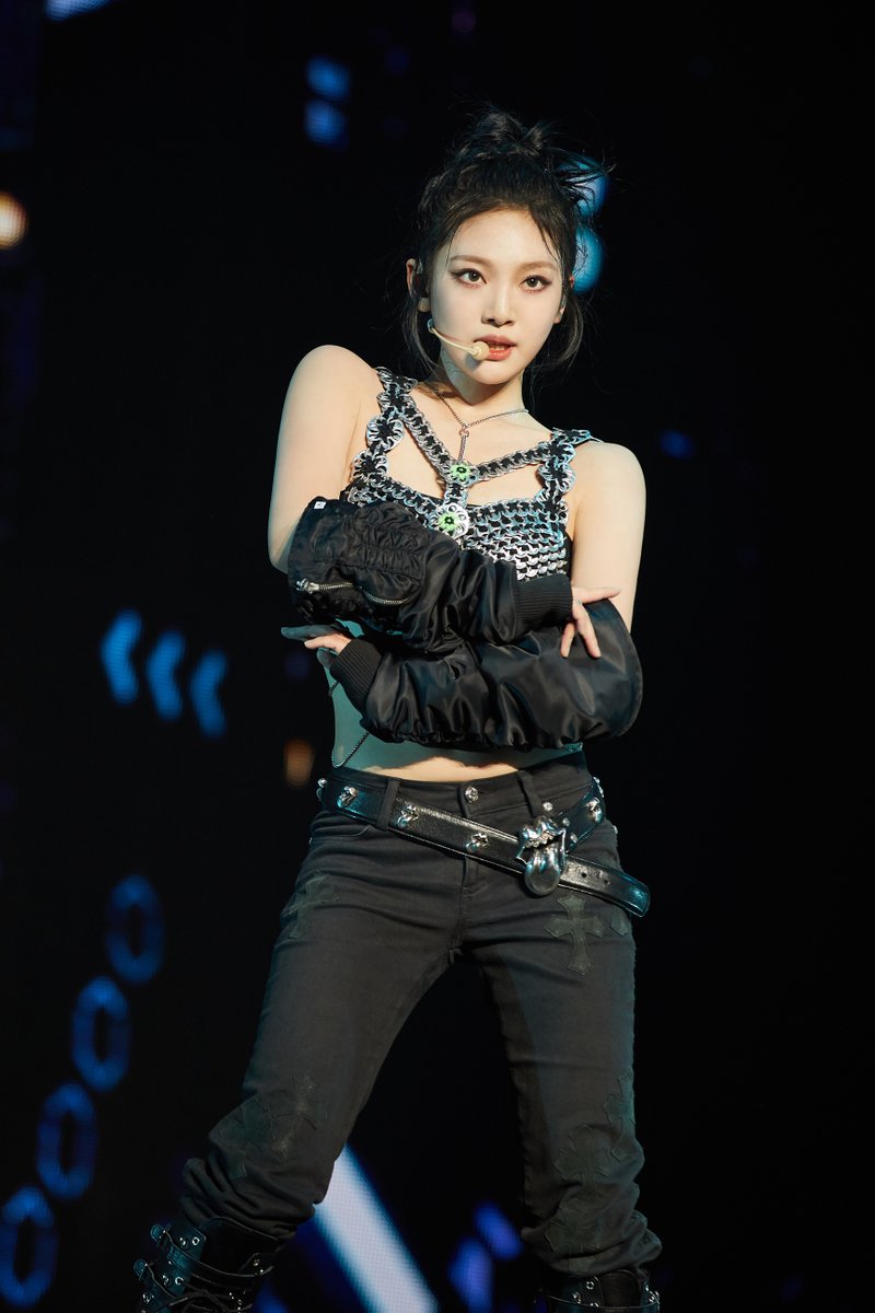 kvibe_yonhap's tweet photo. Check out the individual photos of #aespa (@aespa_official ) #Ningning during their 1st concert ′#SYNK_HYPERLINE′ 🖤🖤🖤

#aespa1stConcertSYNK_HYPERLINE 
#에스파 
#닝닝 

Click the link to see more photos!! 
https://t.co/C5ZbN8VhuZ https://t.co/sYcxcChU2A