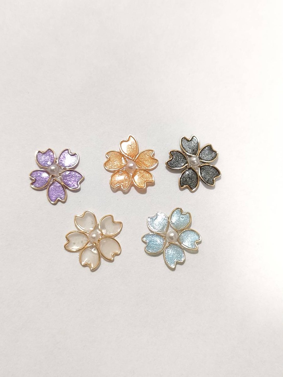 LIBERAL_JEWELRY's tweet photo. 多様性の世界になってきたように、桜だっていろんな色があると楽しいだろうと思って作ってみました🌸

妻には桜はピンクが一番カワイイ！と言われましたが、いろんな色があったっていいんです^^

普段はピアス作りは妻が担当していますが今作は旦那が責任をもって完成させます

By旦那

#桜 #ピアス https://t.co/KqOApZZzRD