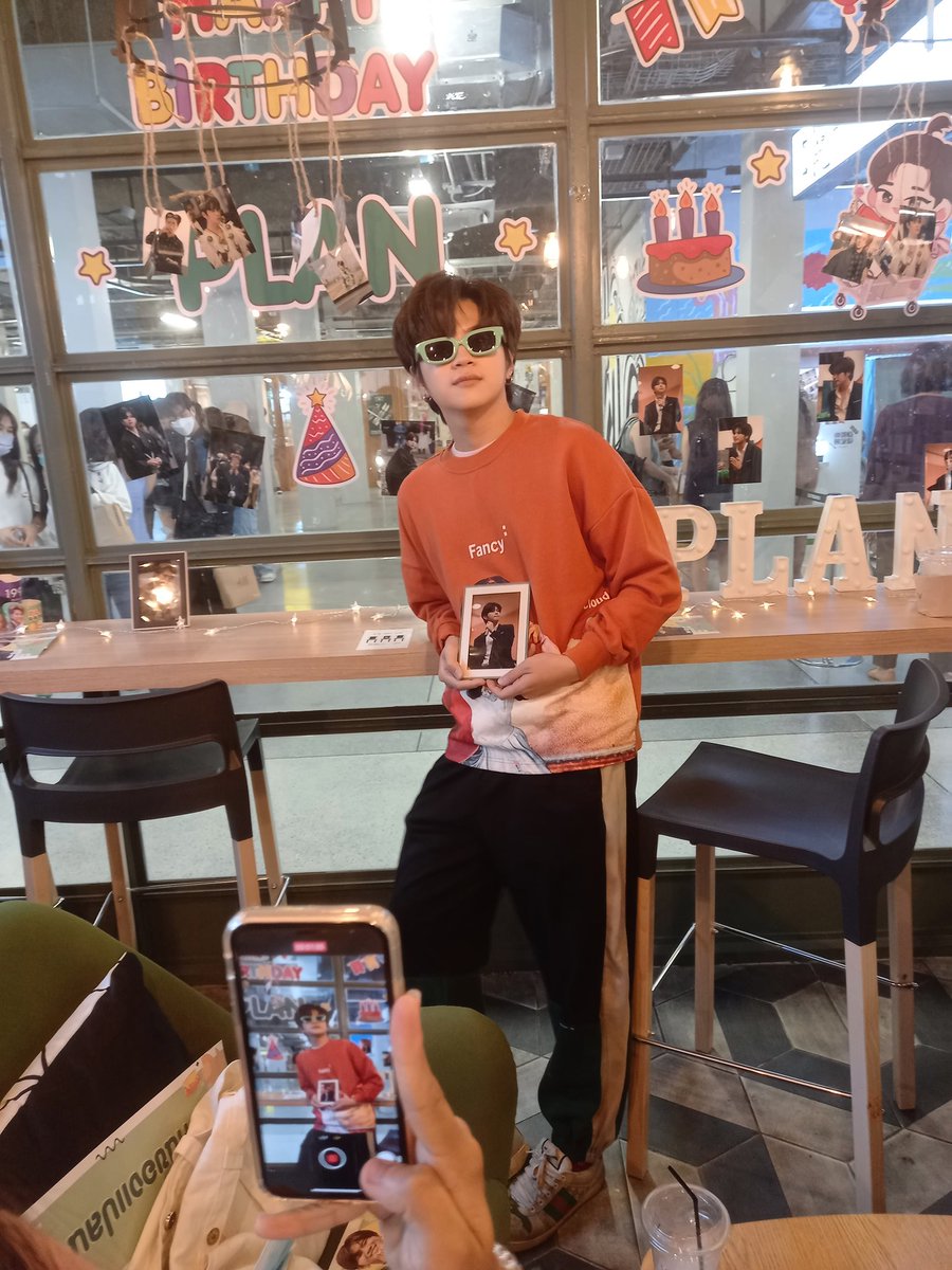 KKTT84188850's tweet photo. น่ารักมากไอต้าวอยากเดินตามไปเก็บโปรเจคด้วยแต่พี่ต้องรีบกลับเดียวตกรถไมมีข้าวกิน🤣🤣🤣
#คนของแปลน #PlanRathavit
#P190240 https://t.co/Nb0HNV9Pj0