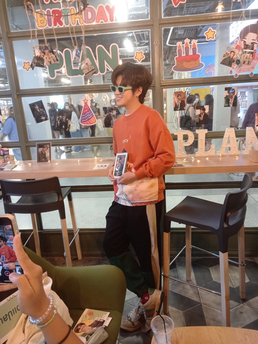 KKTT84188850's tweet photo. น่ารักมากไอต้าวอยากเดินตามไปเก็บโปรเจคด้วยแต่พี่ต้องรีบกลับเดียวตกรถไมมีข้าวกิน🤣🤣🤣
#คนของแปลน #PlanRathavit
#P190240 https://t.co/Nb0HNV9Pj0