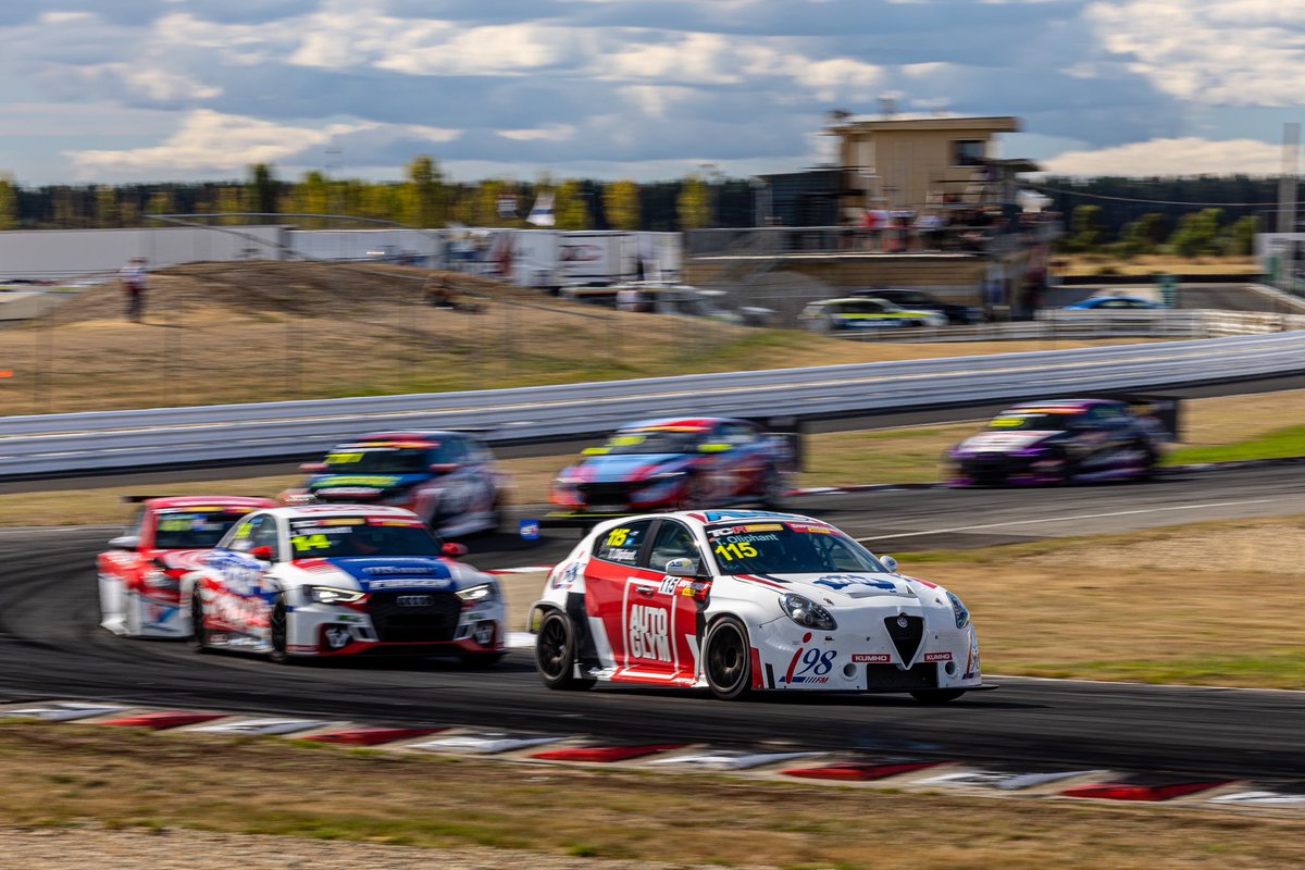 Tom Oliphant tweet media