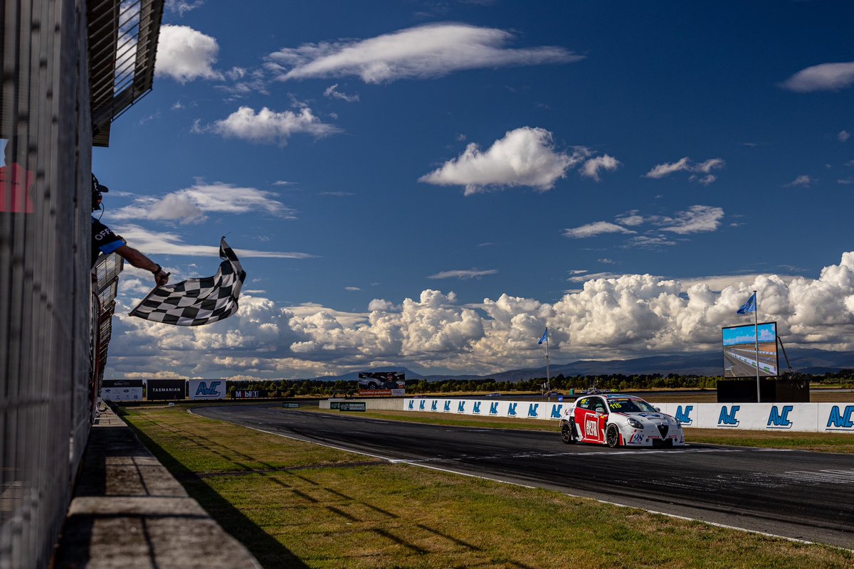 Tom Oliphant tweet media