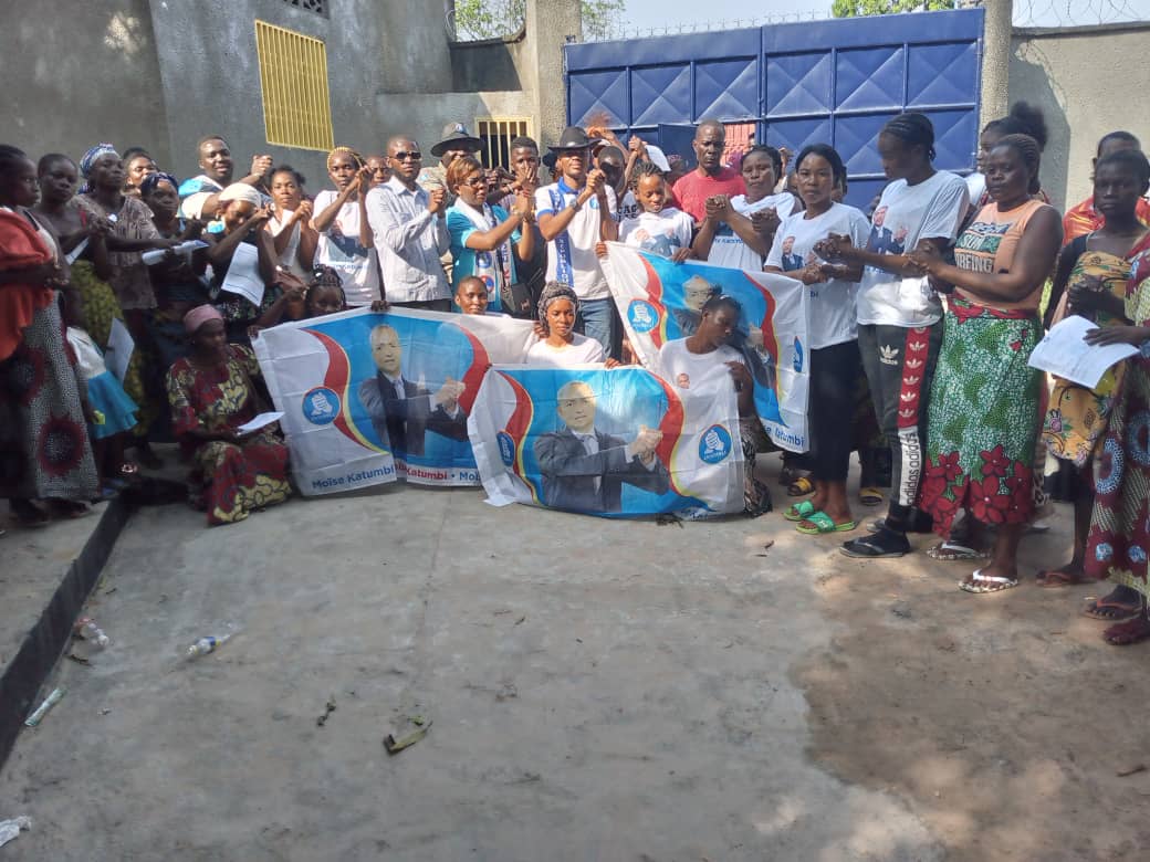 LopoleVicky's tweet photo. L'interfederation de la @JeunessedeEnse1 Lukunga/Kinshasa en préparatif de la Journée de 8 Mars. Ils étaient hier à Lutendele pour sensibilisé les Mamans de ce coin de la Capitale Congolaise. https://t.co/H20xgaHd2y