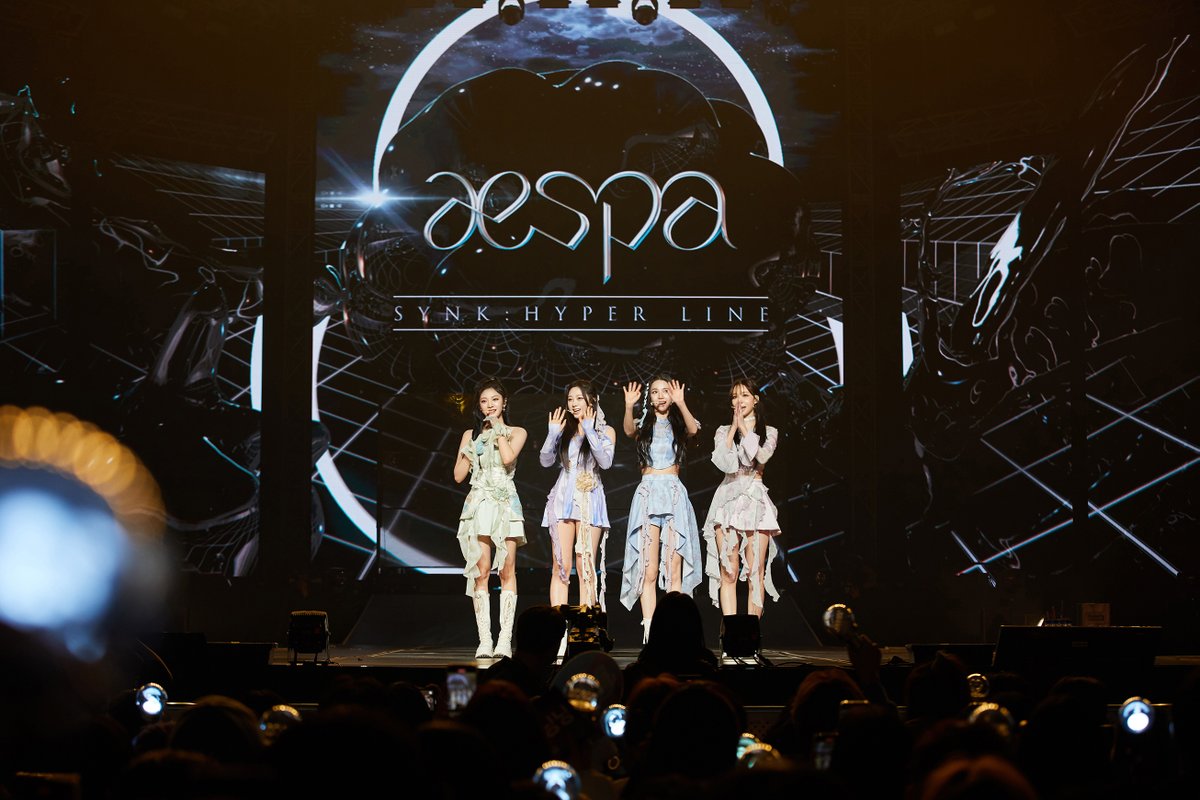 kvibe_yonhap's tweet photo. Check out the photos from #aespa (@aespa_official ) 1st concert #SYNK_HYPERLINE ✨🖤✨ 

#에스파 
#aespa1stConcertSYNK_HYPERLINE 
#카리나 #윈터 #지젤 #닝닝
#Karina #Winter #Giselle #Ningning 

Click the link to see more photos!! 
https://t.co/1dIWJGtfVn https://t.co/rbDievX0gs
