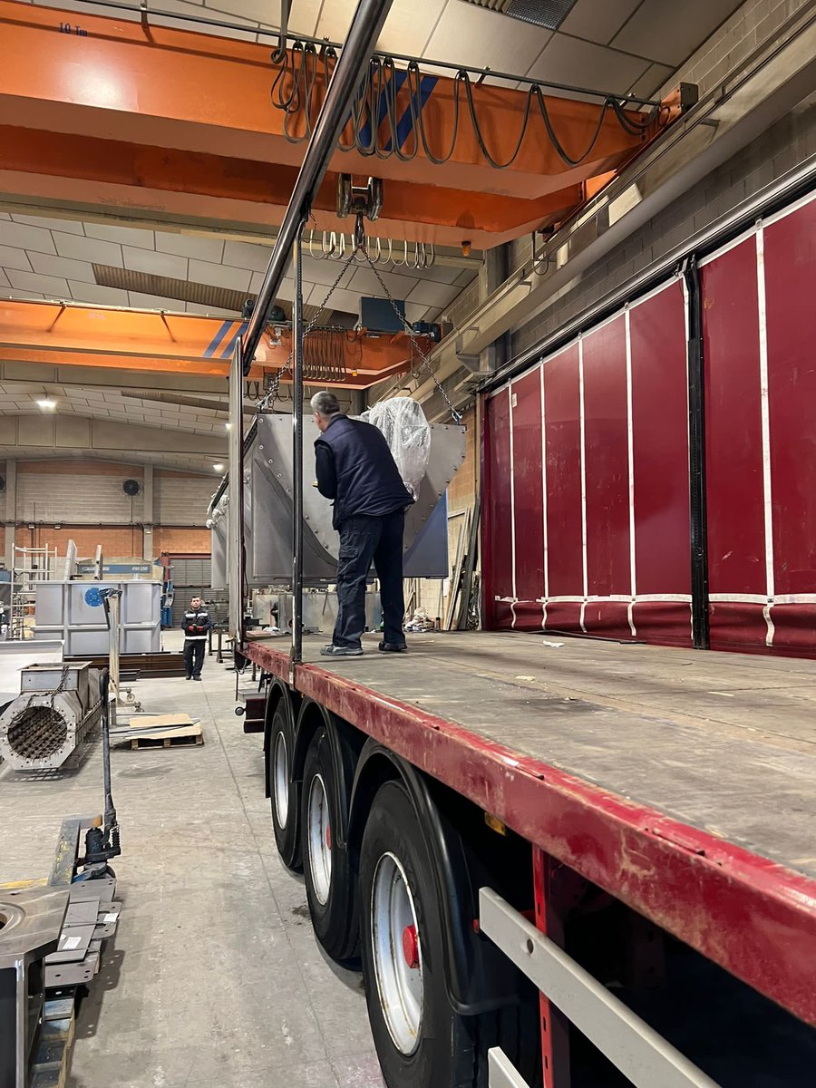 It’s a tight fit cautiously loading from an engineering workshop in Spain 🇪🇸 for a rendering plant in England 🏴󠁧󠁢󠁥󠁮󠁧󠁿 #internationaltransport #Engineering