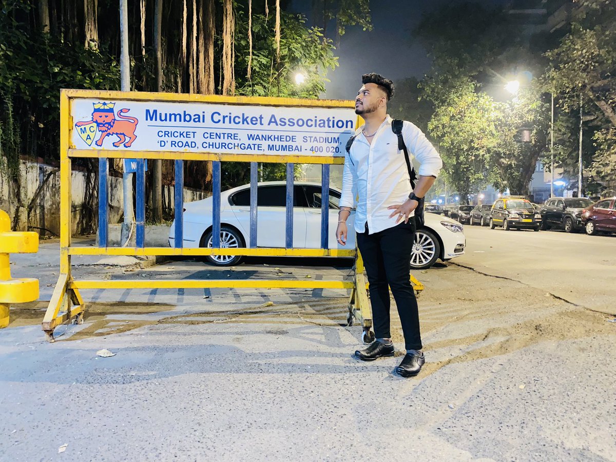 VickyShirsath18's tweet photo. Memoriable Night Out 🤍❤️ #marinedrive #marinline #wankhedestadium #wankhadestadium #mumbai #mumbainightlife #mumbaidiaries https://t.co/37RP3lP2ow
