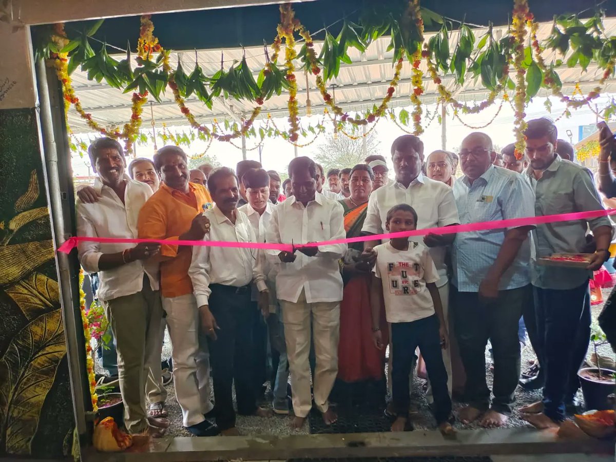 AnjaiahYBRS's tweet photo. ఫరూఖ్ నగర్ మండలం మొగిలిగిద్ద గ్రామం పరిగి రోడ్డులో నూతనంగా ఏర్పాటుచేసిన MR. TEA రెస్టారెంట్ ప్రారంభించిన ఎమ్మెల్యే అంజయ్య యాదవ్ గారు.
#MrTea https://t.co/E8sTlWDyaR