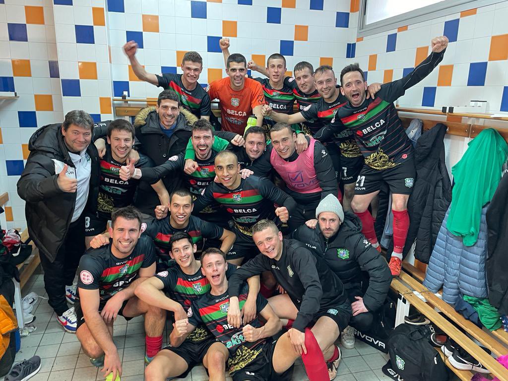 BetiKozkorKE's tweet photo. EQUIPO 🍍 

Victoria en Mendigorria (1-3) para certificar el liderato del grupo en una gran 1ª fase.

Queda mucho por jugar y pelear, y lo mejor, está por llegar.

Goazen Beltzak!! 💪💪🏴🏴

#Lekunberri
#HerriBatTaldeBat https://t.co/jOfBZqu04L