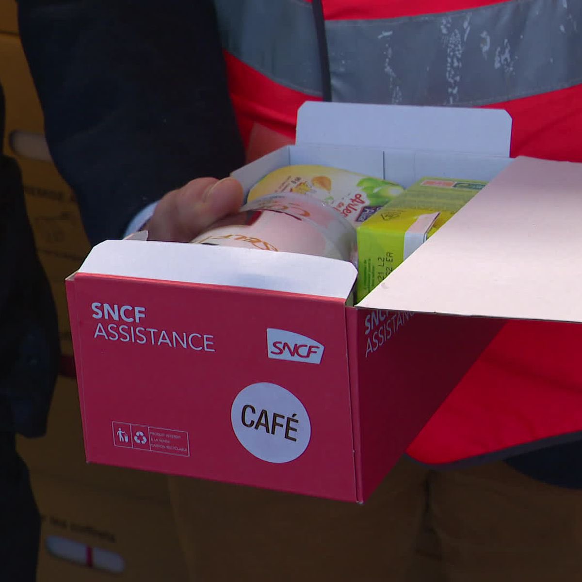 BB37000_Parodie's tweet photo. 🔴Alerte info

3 agents SNCF violemment agressés hier en Bretagne, après que les passagers d’un TGV aient découvert que les coffrets repas ne contenaient pas de Paté Henaff. https://t.co/AK2DMrNnAF