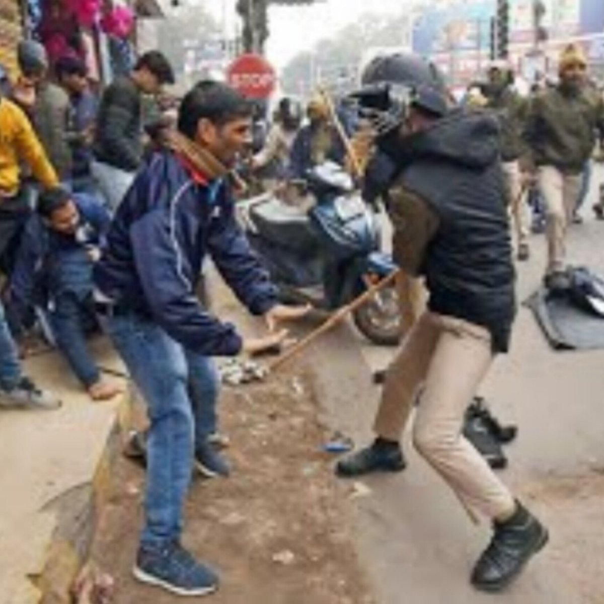 pankajchhetri_'s tweet photo. दिखावे की पराकाष्ठा है..एक तरफ पहाड़ के काश्तकारों के बेरोजगार बच्चों को अपनी पुलिस से पिटवा रहे हो और दूसरी तरफ काश्तकार बनने का स्वांग रच रहे हो.. प्रदेश का युवा आपकी असलियत जान चुका है।
#उत्तराखंड_मांगे_सीबीआई #पुष्कर_सिंह_धामी_इस्तिफा_दो https://t.co/PyYkEoYQeD