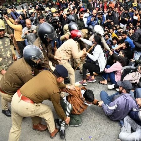 pankajchhetri_'s tweet photo. दिखावे की पराकाष्ठा है..एक तरफ पहाड़ के काश्तकारों के बेरोजगार बच्चों को अपनी पुलिस से पिटवा रहे हो और दूसरी तरफ काश्तकार बनने का स्वांग रच रहे हो.. प्रदेश का युवा आपकी असलियत जान चुका है।
#उत्तराखंड_मांगे_सीबीआई #पुष्कर_सिंह_धामी_इस्तिफा_दो https://t.co/PyYkEoYQeD