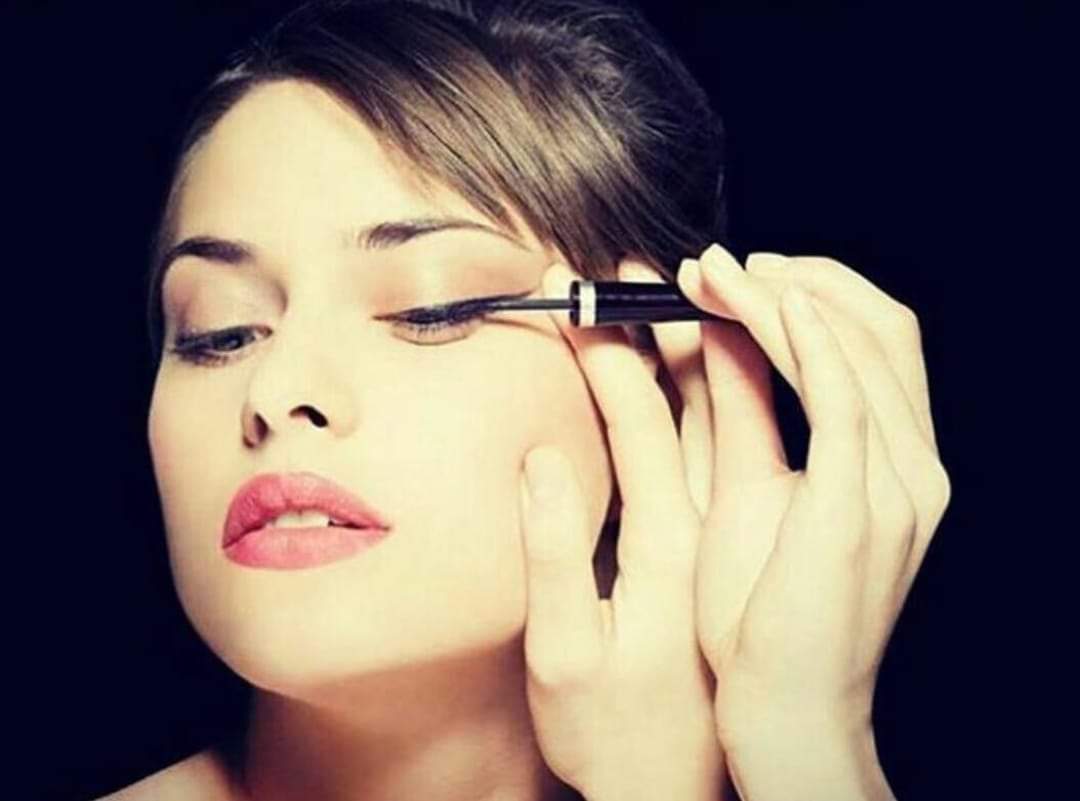 RFagher's tweet image. المرأة التي تحكم تكحيل عينيها بدقه 
قادرة على حل أزماتها ثم حل رقبتك من مكانها من دون ما يرفلها جفن!!