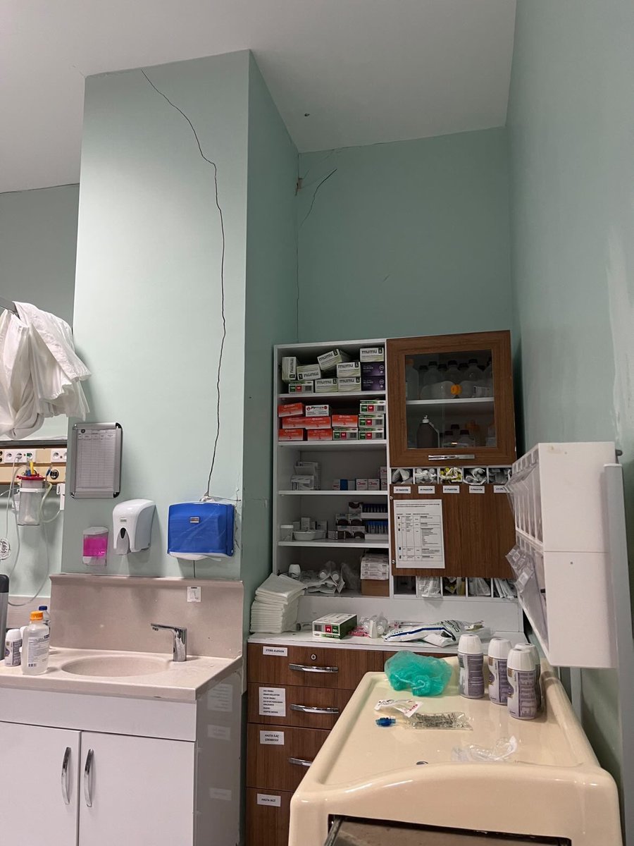 #Kahramanmaraş Sütçü İmam Üniversitesi Tıp Fakültesi Hastanesi yıkılma tehlikesiyle karşı karşıya. 

Müdahalede geç kalanlar şimdi de kurtulan yurttaşı ve sağlık emekçilerini ölümle burun buruna bırakıyor. 

Acilen sahra hastanesi kurulsun, bina boşaltılsın.
#KSÜTıpBoşaltılsın