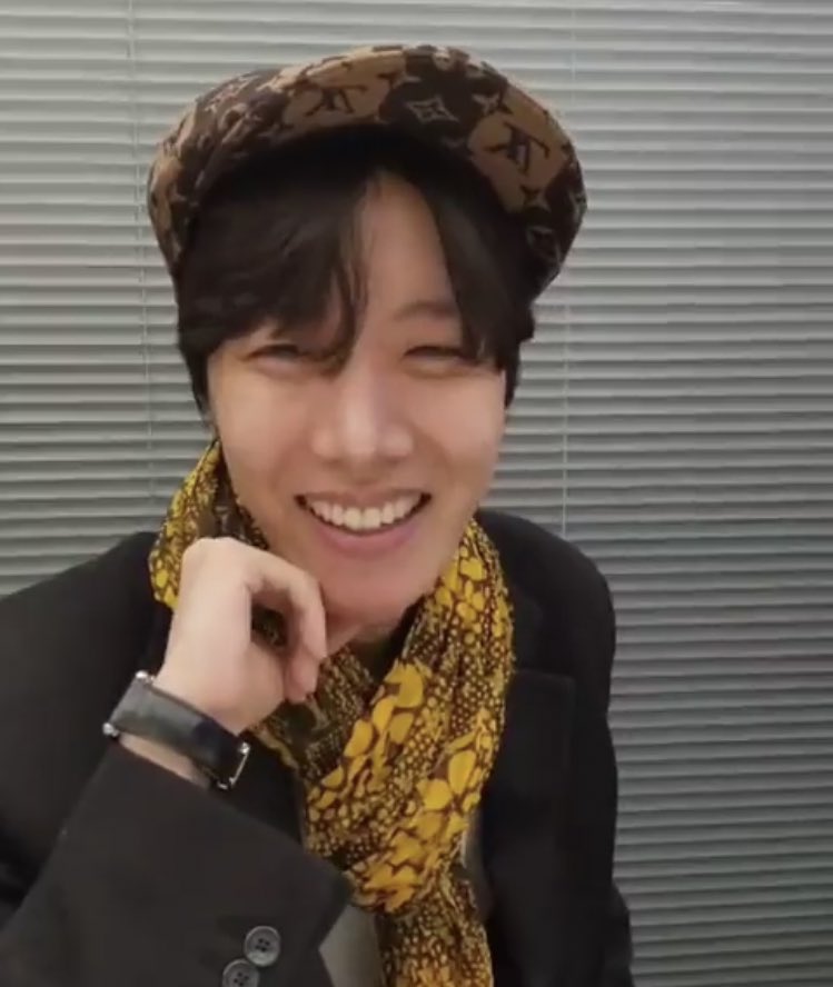 jiminbusanjk's tweet photo. “vocês podem ter ouvido a notícia, mas eu comecei o processo hoje. isso não significa que vou me alistar imediatamente, então vocês não precisam ficar tão tristes.”

o hoseok abriu live pra falar um pouco sobre seu alistamento e comentou da ligação que recebeu do seokjin sobre 🥺 https://t.co/MLcT6Ypx7I