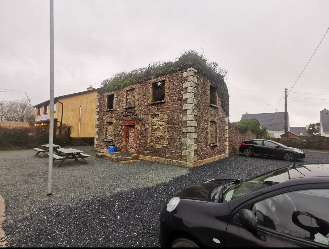 A postcard image of Fethard RIC barracks before its destruction in 1920. The ruins can still be seen on the main street today.
wexfordwarofindependence.com/2020/10/29/fet…